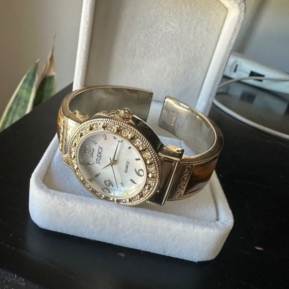 Vintage Studio Gold Quartz mother of pearl Timepiece